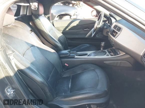 2004 BMW Z4 2.5i z VIN 4USBT33544LS51157, wystawiony jako IAAI lot #41343067 z przebiegiem 151 267 mil mil oraz . Historia ofert i sprzedaży dostępna na DreamBid. Obrazek 5.