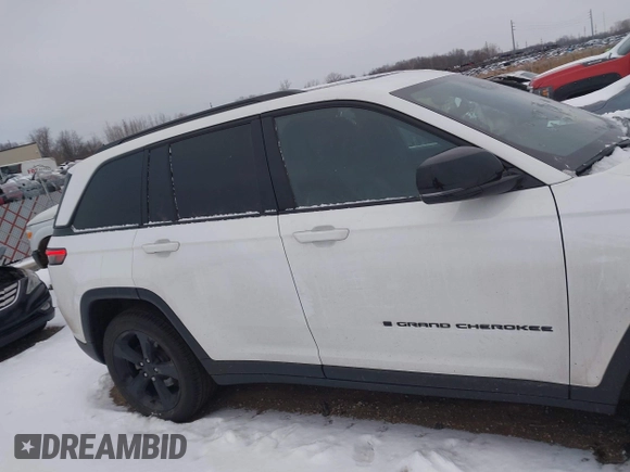 2024 Jeep Grand Cherokee Limited z VIN 1C4RJHBG5RC223711, wystawiony jako IAAI lot #41314685 z przebiegiem 11 558 mil mil oraz . Historia ofert i sprzedaży dostępna na DreamBid. Obrazek 13.
