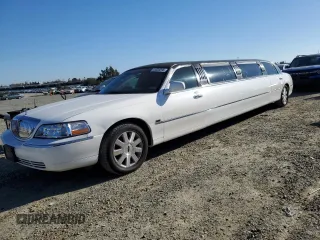 2004 Lincoln Town Car Executive z VIN 1L1FM81W34Y628395, wystawiony jako Copart lot #41333295 z przebiegiem Nie podano mil oraz Czysty tytuł • Clean title. Historia ofert i sprzedaży dostępna na DreamBid. Obrazek 1.