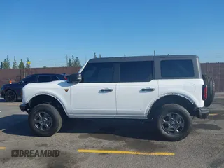 2024 Ford Bronco Badlands z VIN 1FMEE9BP5RLA09693, wystawiony jako IAAI lot #42146875 z przebiegiem 5 806 mil mil oraz . Historia ofert i sprzedaży dostępna na DreamBid. Obrazek 14.