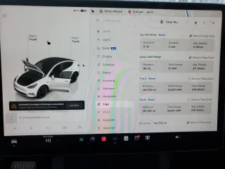 2023 Tesla Model Y Long Range z VIN 7SAYGDEE7PA102174, wystawiony jako Copart lot #49904435 z przebiegiem 144 702 mil mil oraz Szkoda całkowita • Salvage title. Historia ofert i sprzedaży dostępna na DreamBid. Obrazek 9.