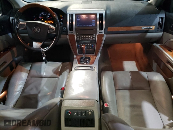 2010 Cadillac STS AWD z VIN 1G6DU6EV5A0113671, wystawiony jako Copart lot #47447395 z przebiegiem 77 062 mil mil oraz Tytuł czysty. Historia ofert i sprzedaży dostępna na DreamBid. Obrazek 8.