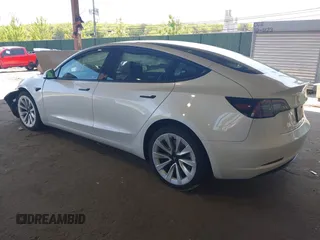 2022 Tesla Model 3 Long Range z VIN 5YJ3E1EB1NF192570, wystawiony jako IAAI lot #42230750 z przebiegiem 63 462 mil mil oraz . Historia ofert i sprzedaży dostępna na DreamBid. Obrazek 3.