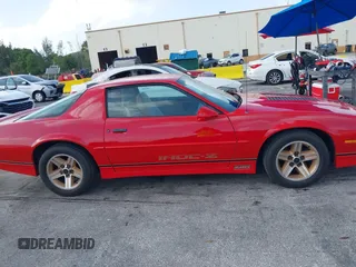 1986 Chevrolet Camaro Z28 Sport z VIN 1G1FP87F3GL117622, wystawiony jako IAAI lot #42837661 z przebiegiem 71 765 mil mil oraz . Historia ofert i sprzedaży dostępna na DreamBid. Obrazek 13.