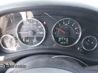 2011 Jeep Wrangler Rubicon z VIN 1J4BA6D11BL556342, wystawiony jako IAAI lot #42465252 z przebiegiem 80 377 mil mil oraz . Historia ofert i sprzedaży dostępna na DreamBid. Obrazek 7.