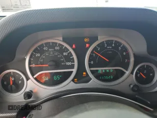 2008 Jeep Wrangler Unlimited Sahara z VIN 1J8GA59168L574982, wystawiony jako Copart lot #57603355 z przebiegiem 117 523 mil mil oraz Czysty tytuł • Clean title. Historia ofert i sprzedaży dostępna na DreamBid. Obrazek 9.