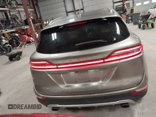 2018 Lincoln MKC Select z VIN 5LMCJ2D95JUL03454, wystawiony jako IAAI lot #42183892 z przebiegiem 78 248 mil mil oraz . Historia ofert i sprzedaży dostępna na DreamBid. Obrazek 17.