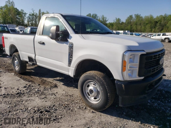 2023 Ford F-250 XL z VIN 1FTBF2BA5PED66929, wystawiony jako Copart lot #52190155 z przebiegiem Nie podano mil oraz Szkody całkowita. Historia ofert i sprzedaży dostępna na DreamBid. Obrazek 4.