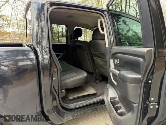 2017 Nissan Titan SV z VIN 1N6AA1EJ9HN510237, wystawiony jako Copart lot #53729665 z przebiegiem 109 148 mil mil oraz Czysty tytuł • Clean title. Historia ofert i sprzedaży dostępna na DreamBid. Obrazek 6.