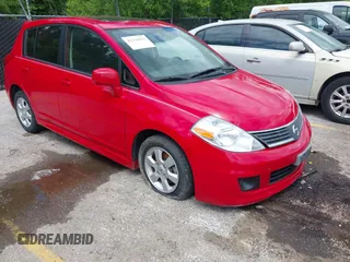 2009 Nissan Versa S z VIN 3N1BC13E59L422605, wystawiony jako IAAI lot #42316652 z przebiegiem 79 095 mil mil oraz . Historia ofert i sprzedaży dostępna na DreamBid. Obrazek 1.