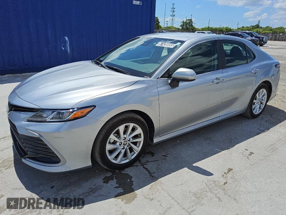 2024 Toyota Camry LE z VIN 4T1C11AK7RU852217, wystawiony jako Copart lot #57436885 z przebiegiem 45 828 mil mil oraz Czysty tytuł • Clean title. Historia ofert i sprzedaży dostępna na DreamBid. Obrazek 1.
