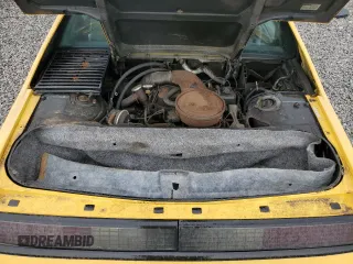 1988 Pontiac Fiero z VIN 1G2PE11R2JP223673, wystawiony jako Copart lot #57300235 z przebiegiem 154 598 mil mil oraz Tytuł czysty. Historia ofert i sprzedaży dostępna na DreamBid. Obrazek 11.