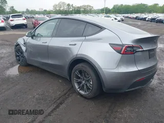 2024 Tesla Model Y Long Range z VIN 7SAYGDEE7RA300756, wystawiony jako IAAI lot #41922910 z przebiegiem 4 262 mil mil oraz . Historia ofert i sprzedaży dostępna na DreamBid. Obrazek 3.