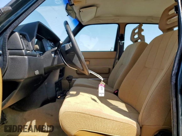 1992 Volvo 240 z VIN YV1AS8805N1467833, wystawiony jako Copart lot #51828515 z przebiegiem 178 826 mil mil oraz Szkoda całkowita • Salvage title. Historia ofert i sprzedaży dostępna na DreamBid. Obrazek 7.