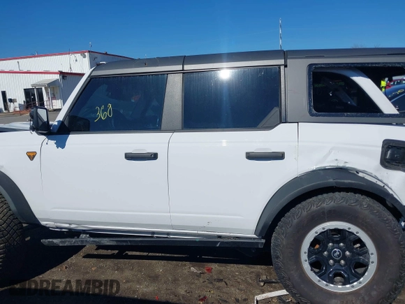 2023 Ford Bronco z VIN 1FMEE5DP0PLC12557, wystawiony jako IAAI lot #41854143 z przebiegiem 9 839 mil mil oraz . Historia ofert i sprzedaży dostępna na DreamBid. Obrazek 13.