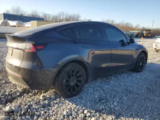 2024 Tesla Model Y Long Range with VIN 7SAYGDEE2RA274700, listed as a Copart auction lot 44460395 with 5,009 mi miles and Salvage Title. Bid and sale history available at carsss.com. Image 3.