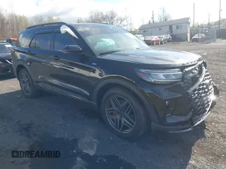2025 Ford Explorer ST-Line z VIN 1FMUK8KH7SGA60005, wystawiony jako IAAI lot #42098791 z przebiegiem 1 830 mil mil oraz . Historia ofert i sprzedaży dostępna na DreamBid. Obrazek 1.