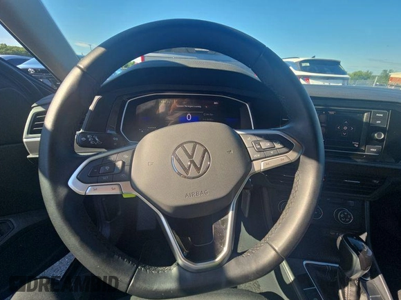 2024 Volkswagen Jetta S z VIN 3VW5M7BUXRM054755, wystawiony jako IAAI lot #42808965 z przebiegiem 23 995 mil mil oraz . Historia ofert i sprzedaży dostępna na DreamBid. Obrazek 8.