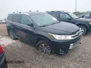 2018 Toyota Highlander SE z VIN 5TDJZRFH3JS543823, wystawiony jako IAAI lot #42491705 z przebiegiem 110 801 mil mil oraz . Historia ofert i sprzedaży dostępna na DreamBid. Obrazek 1.