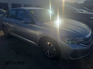 2024 Volkswagen Jetta S z VIN 3VW5M7BU3RM054029, wystawiony jako IAAI lot #42809045 z przebiegiem 22 859 mil mil oraz . Historia ofert i sprzedaży dostępna na DreamBid. Obrazek 8.