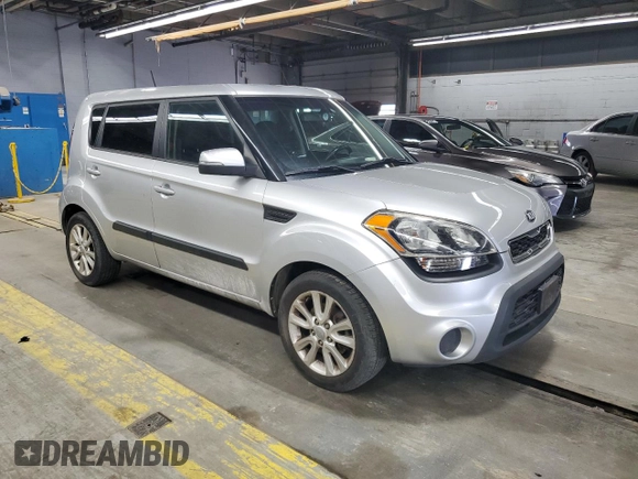 2013 Kia Soul + z VIN KNDJT2A65D7564122, wystawiony jako Copart lot #55811785 z przebiegiem 89 887 mil mil oraz Szkoda całkowita • Salvage title. Historia ofert i sprzedaży dostępna na DreamBid. Obrazek 4.