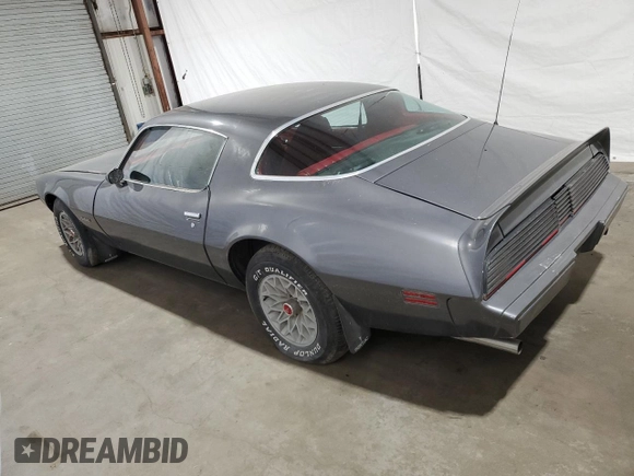 1981 Pontiac Firebird z VIN 1G2AS87A4BN117926, wystawiony jako Copart lot #63220014 z przebiegiem 54 759 mil mil oraz Czysty tytuł • Clean title. Historia ofert i sprzedaży dostępna na DreamBid. Obrazek 2.