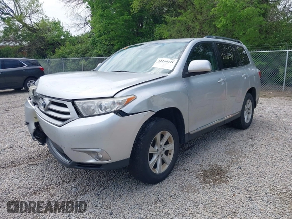 2013 Toyota Highlander z VIN 5TDZK3EH0DS127237, wystawiony jako IAAI lot #42266241 z przebiegiem 241 582 mil mil oraz . Historia ofert i sprzedaży dostępna na DreamBid. Obrazek 2.
