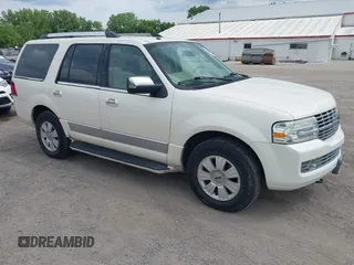 2007 Lincoln Navigator z VIN 5LMFU27587LJ21193, wystawiony jako IAAI lot #42474551 z przebiegiem 132 792 mil mil oraz . Historia ofert i sprzedaży dostępna na DreamBid. Obrazek 1.