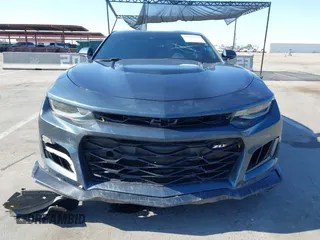 2023 Chevrolet Camaro ZL1 z VIN 1G1FK1R6XP0105522, wystawiony jako IAAI lot #42100363 z przebiegiem 8 771 mil mil oraz . Historia ofert i sprzedaży dostępna na DreamBid. Obrazek 12.