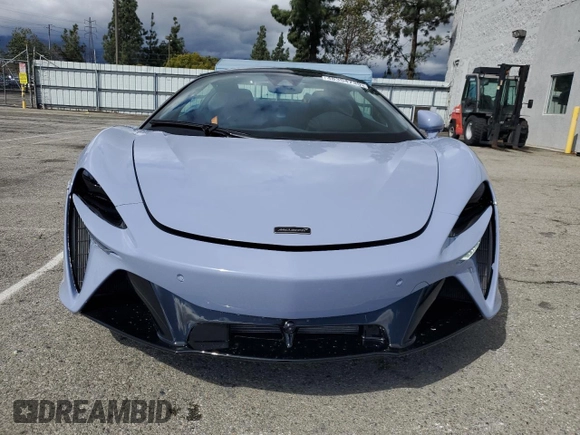 2025 McLaren Artura z VIN SBM16BEA4SW002969, wystawiony jako Copart lot #48354735 z przebiegiem 882 mil mil oraz Szkody całkowita. Historia ofert i sprzedaży dostępna na DreamBid. Obrazek 5.