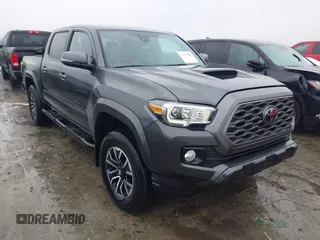 2023 Toyota Tacoma SR z VIN 3TMCZ5AN0PM545875, wystawiony jako IAAI lot #41548480 z przebiegiem 28 794 mil mil oraz . Historia ofert i sprzedaży dostępna na DreamBid. Obrazek 1.