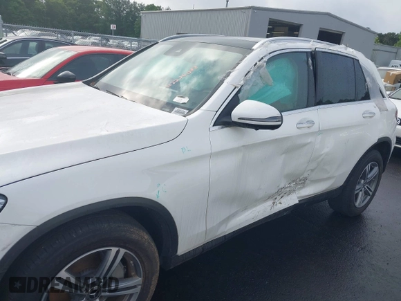 2022 Mercedes-Benz GLC 300 with VIN W1N0G8DB7NV397960, listed as a IAAI auction lot 42236088 with 18,100 mi miles and . Bid and sale history available at DreamBid. Image 6.