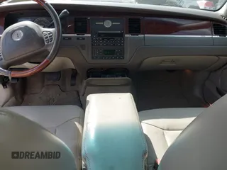 2003 Lincoln Town Car Cartier z VIN 1LNHM83WX3Y635492, wystawiony jako IAAI lot #42043813 z przebiegiem 98 120 mil mil oraz . Historia ofert i sprzedaży dostępna na DreamBid. Obrazek 12.