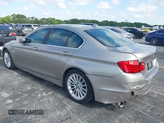 2011 BMW 5 Series 535i z VIN WBAFR7C50BC803633, wystawiony jako IAAI lot #42281444 z przebiegiem 240 903 mil mil oraz . Historia ofert i sprzedaży dostępna na DreamBid. Obrazek 3.