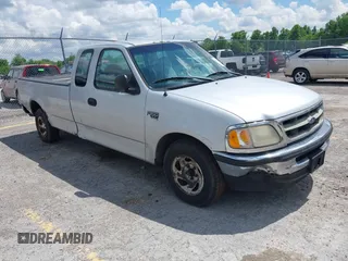 1998 Ford F-150 z VIN 1FTZX1767WNB79135, wystawiony jako IAAI lot #42251761 z przebiegiem 221 839 mil mil oraz . Historia ofert i sprzedaży dostępna na DreamBid. Obrazek 1.