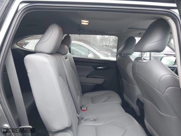 2022 Toyota Highlander XLE with VIN 5TDGZRBH3NS589352, listed as a IAAI auction lot 40977172 with 1 mi miles. Bid and sale history available at carsss.com. Image 8.