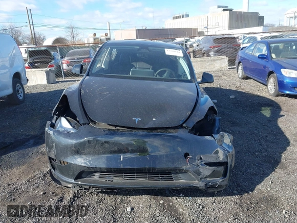 2025 Tesla Model Y Long Range with VIN 7SAYGDED7SF229722, listed as a IAAI auction lot 41330526 with 2,901 mi miles and . Bid and sale history available at DreamBid. Image 11.