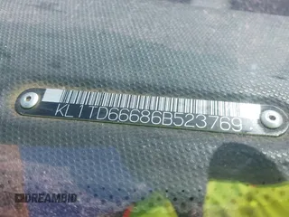 2006 Chevrolet Aveo LS z VIN KL1TD66686B523769, wystawiony jako IAAI lot #42835077 z przebiegiem Nie podano mil oraz . Historia ofert i sprzedaży dostępna na DreamBid. Obrazek 9.