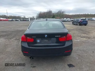 2015 BMW 3 Series 328i xDrive z VIN WBA3B5G53FNS16309, wystawiony jako IAAI lot #42093692 z przebiegiem 84 229 mil mil oraz . Historia ofert i sprzedaży dostępna na DreamBid. Obrazek 16.