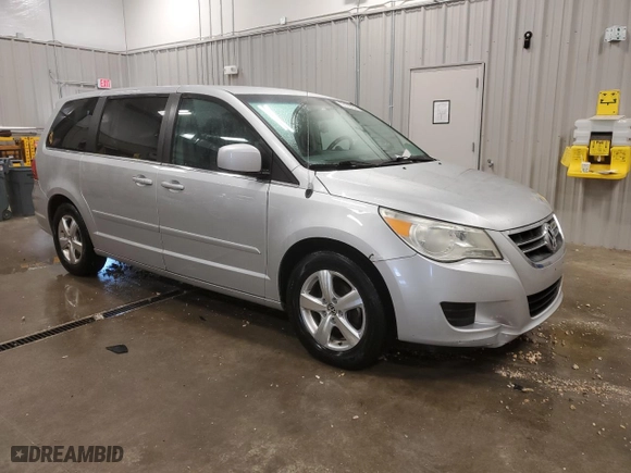 2010 Volkswagen Routan SE with VIN 2V4RW3D18AR202351, listed as a Copart auction lot 77172724 with 166,999 mi miles and Clean Title. Bid and sale history available at carsss.com. Image 4.