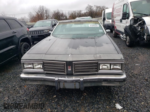 1985 Oldsmobile 88 z VIN 1G3BN37Y4FY310105, wystawiony jako Copart lot #81646554 z przebiegiem 102 029 mil mil oraz Czysty tytuł • Clean title. Historia ofert i sprzedaży dostępna na DreamBid. Obrazek 5.