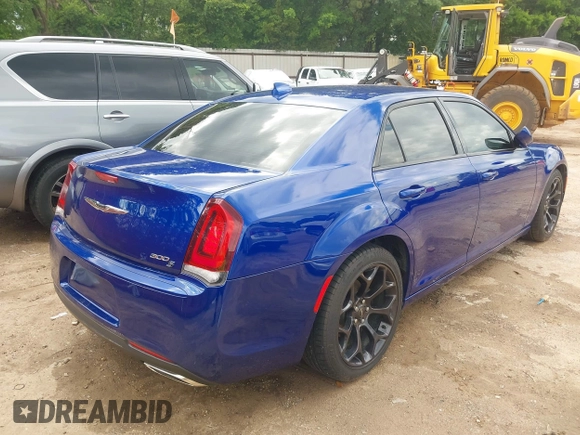 2019 Chrysler 300 S z VIN 2C3CCABG2KH697632, wystawiony jako IAAI lot #42205333 z przebiegiem 82 250 mil mil oraz . Historia ofert i sprzedaży dostępna na DreamBid. Obrazek 4.