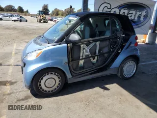 2014 Smart fortwo Pure z VIN WMEEJ3BA6EK783848, wystawiony jako Copart lot #58244595 z przebiegiem 26 131 mil mil oraz Czysty tytuł • Clean title. Historia ofert i sprzedaży dostępna na DreamBid. Obrazek 1.