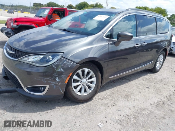 2017 Chrysler Pacifica Touring L z VIN 2C4RC1BG9HR613024, wystawiony jako IAAI lot #42112148 z przebiegiem 125 898 mil mil oraz . Historia ofert i sprzedaży dostępna na DreamBid. Obrazek 2.