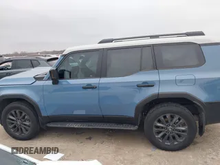 2024 Toyota Land Cruiser z VIN JTEABFAJ9RK015313, wystawiony jako IAAI lot #41573592 z przebiegiem 11 124 mil mil oraz . Historia ofert i sprzedaży dostępna na DreamBid. Obrazek 14.