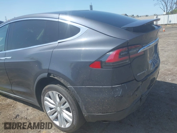 2016 Tesla Model X 70D z VIN 5YJXCAE27GF002541, wystawiony jako IAAI lot #41957228 z przebiegiem 77 199 mil mil oraz . Historia ofert i sprzedaży dostępna na DreamBid. Obrazek 20.