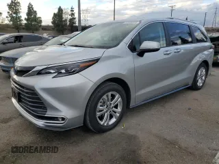 2024 Toyota Sienna Platinum z VIN 5TDESKFC4RS150426, wystawiony jako Copart lot #82848554 z przebiegiem 2000 mil mil oraz Szkody całkowita. Historia ofert i sprzedaży dostępna na DreamBid. Obrazek 1.