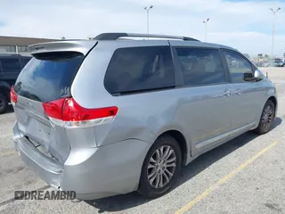 2012 Toyota Sienna XLE AAS z VIN 5TDYK3DCXCS278442, wystawiony jako IAAI lot #42228620 z przebiegiem 128 748 mil mil oraz . Historia ofert i sprzedaży dostępna na DreamBid. Obrazek 4.