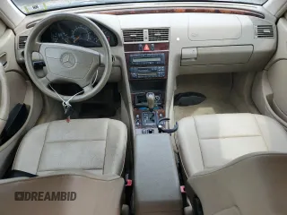 1998 Mercedes-Benz C 230/260/280/320 z VIN WDBHA23G8WA648546, wystawiony jako Copart lot #60720975 z przebiegiem 110 926 mil mil oraz Szkoda całkowita • Salvage title. Historia ofert i sprzedaży dostępna na DreamBid. Obrazek 8.