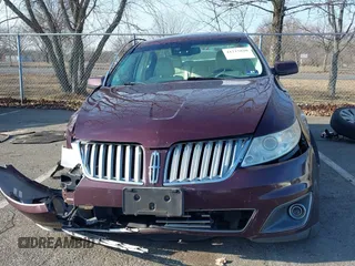 2011 Lincoln MKS z VIN 1LNHL9ERXBG603713, wystawiony jako IAAI lot #41215820 z przebiegiem 133 888 mil mil oraz . Historia ofert i sprzedaży dostępna na DreamBid. Obrazek 12.